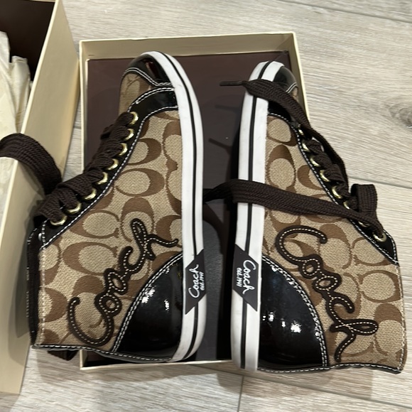 Coach shoes size 6B. Bought it year ago but hardly wear still 90% new. - Picture 4 of 4